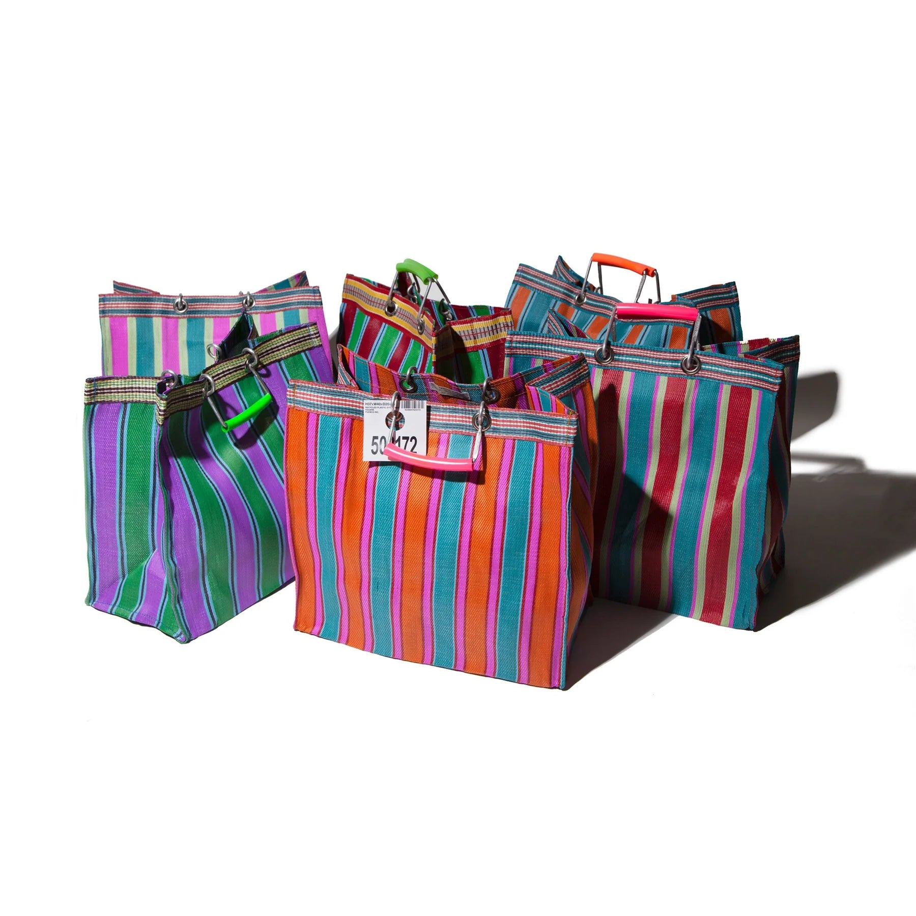 Vier Puebco Gerecycleerde Tas Strepen Oranje Blauw Vierkant tassen, gemaakt van gerecycled plastic met ritsen en handvatten, zijn gerangschikt op een witte achtergrond. Deze levendige boodschappentassen hebben opvallende oranje en blauwe strepen.