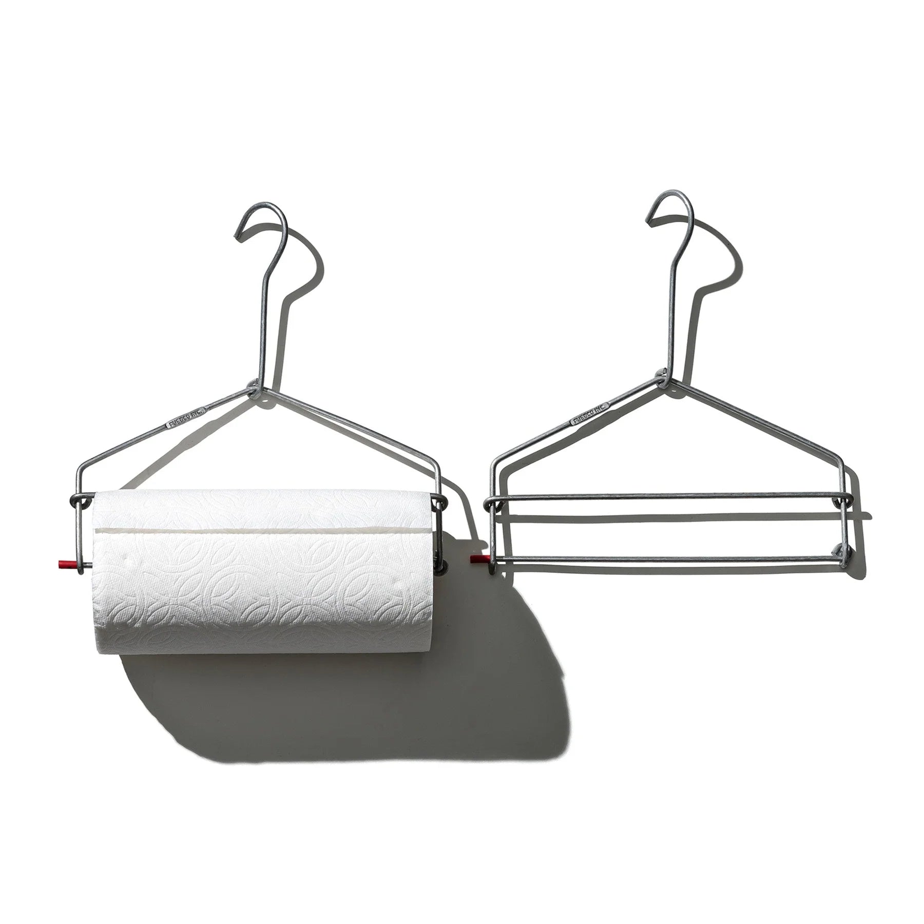 Twee metalen hangers, waaronder de Keukenrolhouder Hanger van Puebco die een rol papieren handdoeken vasthoudt, worden getoond tegen een witte achtergrond met een schaduw eronder.
