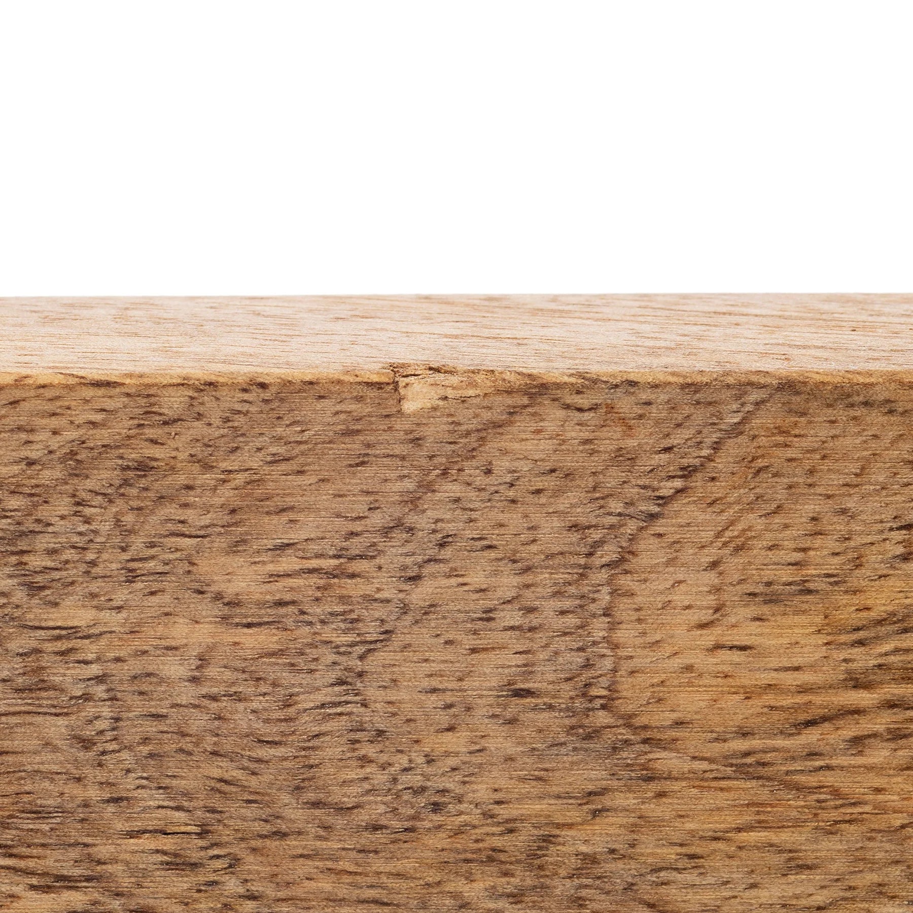 Een close-up van de Puebco Snijplank Mango Hout 7/32 toont de natuurlijke mangohouten nerf, textuur en een kleine inkeping op de bovenrand, allemaal tegen een witte achtergrond.