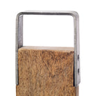 Close-up van de Puebco Snijplank Mango Hout 7/32, een rechthoekige snijplank van mangohout met een metalen handvat bevestigd met schroeven, tegen een effen witte achtergrond.