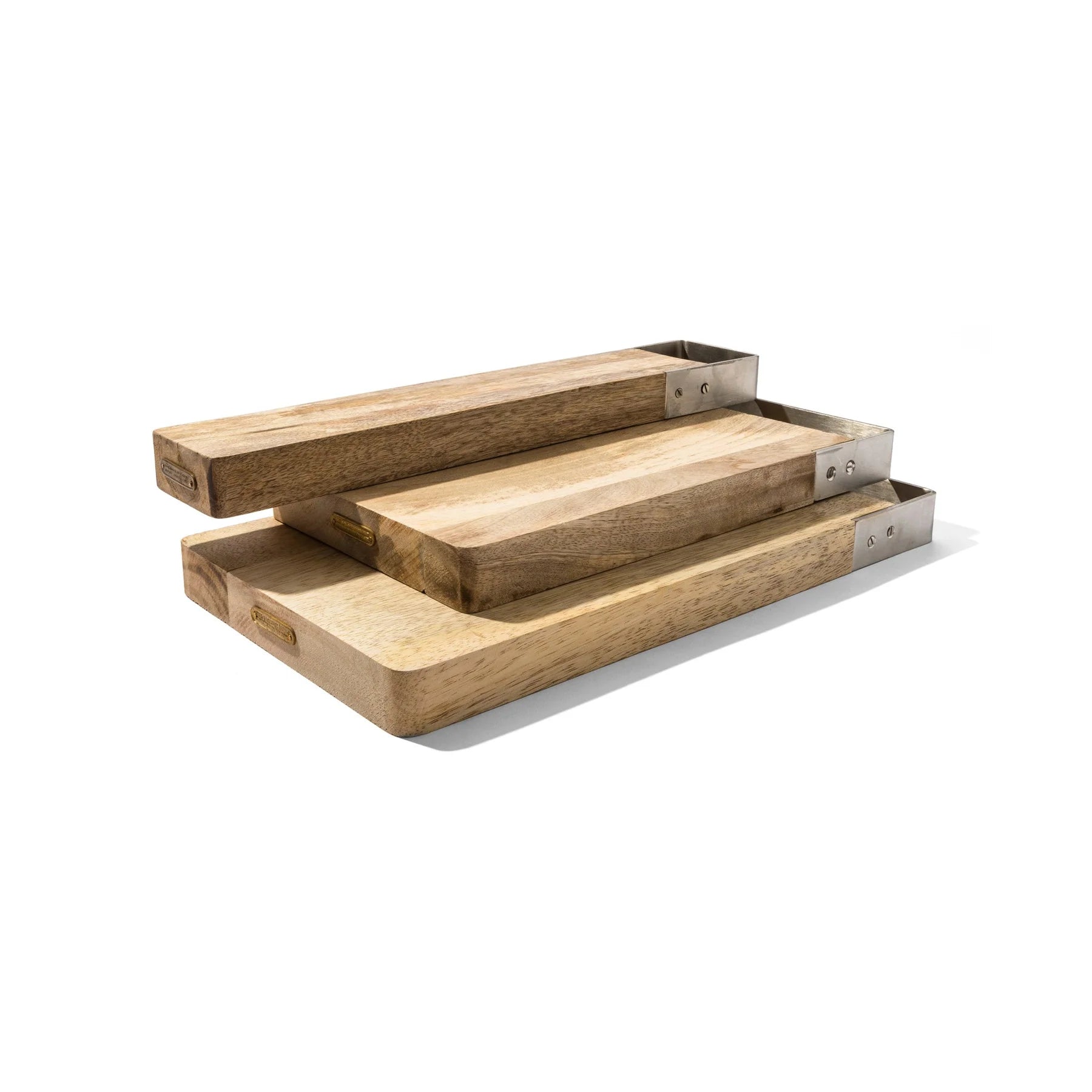 Drie Puebco Snijplank Mango Hout 7/32 schalen met metalen handgrepen zijn gestapeld in een verspringende opstelling tegen een witte achtergrond.