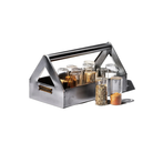 De Puebco Tool Organizer van Puebco toont acht kleine doorzichtige kruidenpotjes, sommige gevuld met specerijen; twee potjes staan naast de caddy. Het helder verlichte tafereel speelt zich af tegen een witte achtergrond.