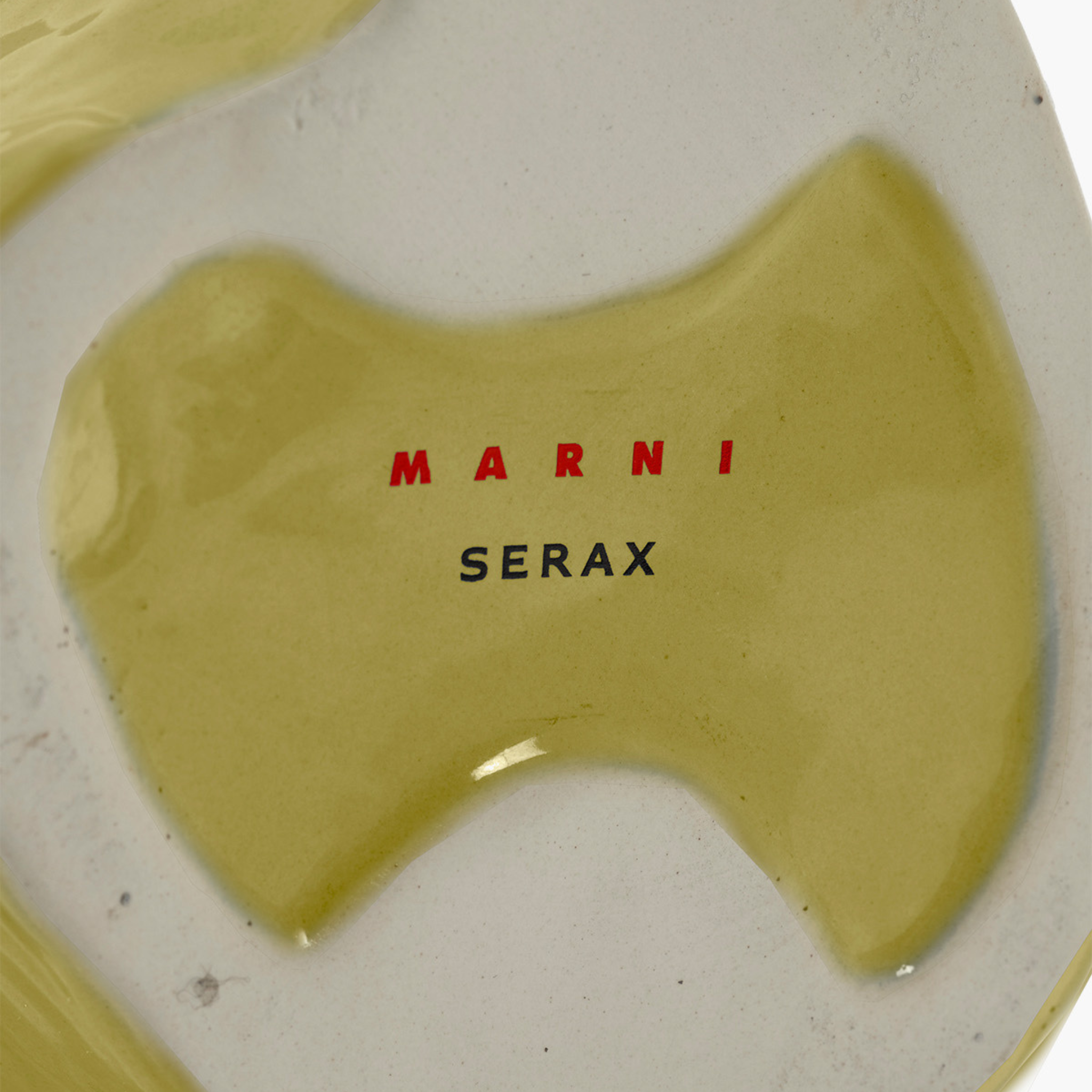 Close-up van de Serax Marni After Midnight Uil Vaas Geel S, een gele vaas van keramiek met een gedurfd ontwerp - een opvallend statement van Serax.