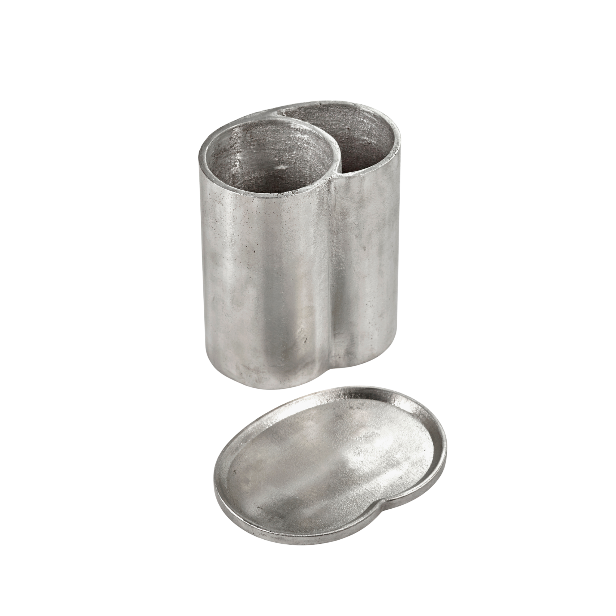 Een niervormige metalen bak met twee vakken en een bijpassend deksel dat ervoor is geplaatst op een witte achtergrond, die doet denken aan het elegante ontwerp van de Serax Surface Wijnkoeler van Serax.