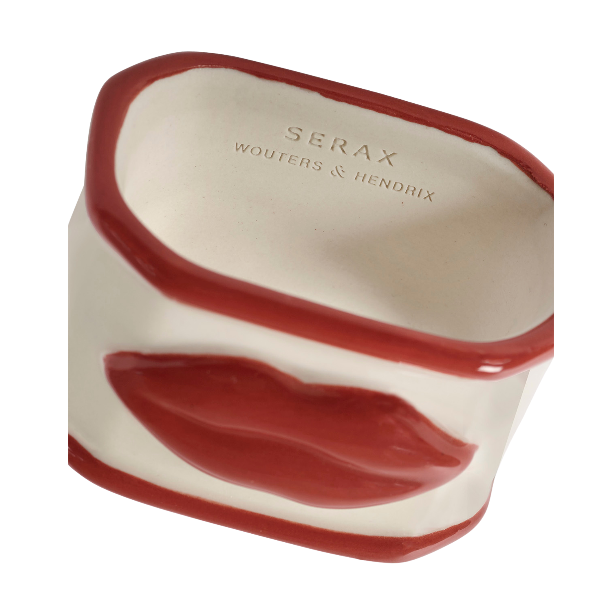 Een keramische schaal met rode lippen en "SERAX WOUTERS & HENDRIX" binnenin, past perfect bij de Serax Wouters & Hendrix Servetring 4 st. servetringen om uw designset een extra dimensie te geven. Wit met een levendige rode rand.