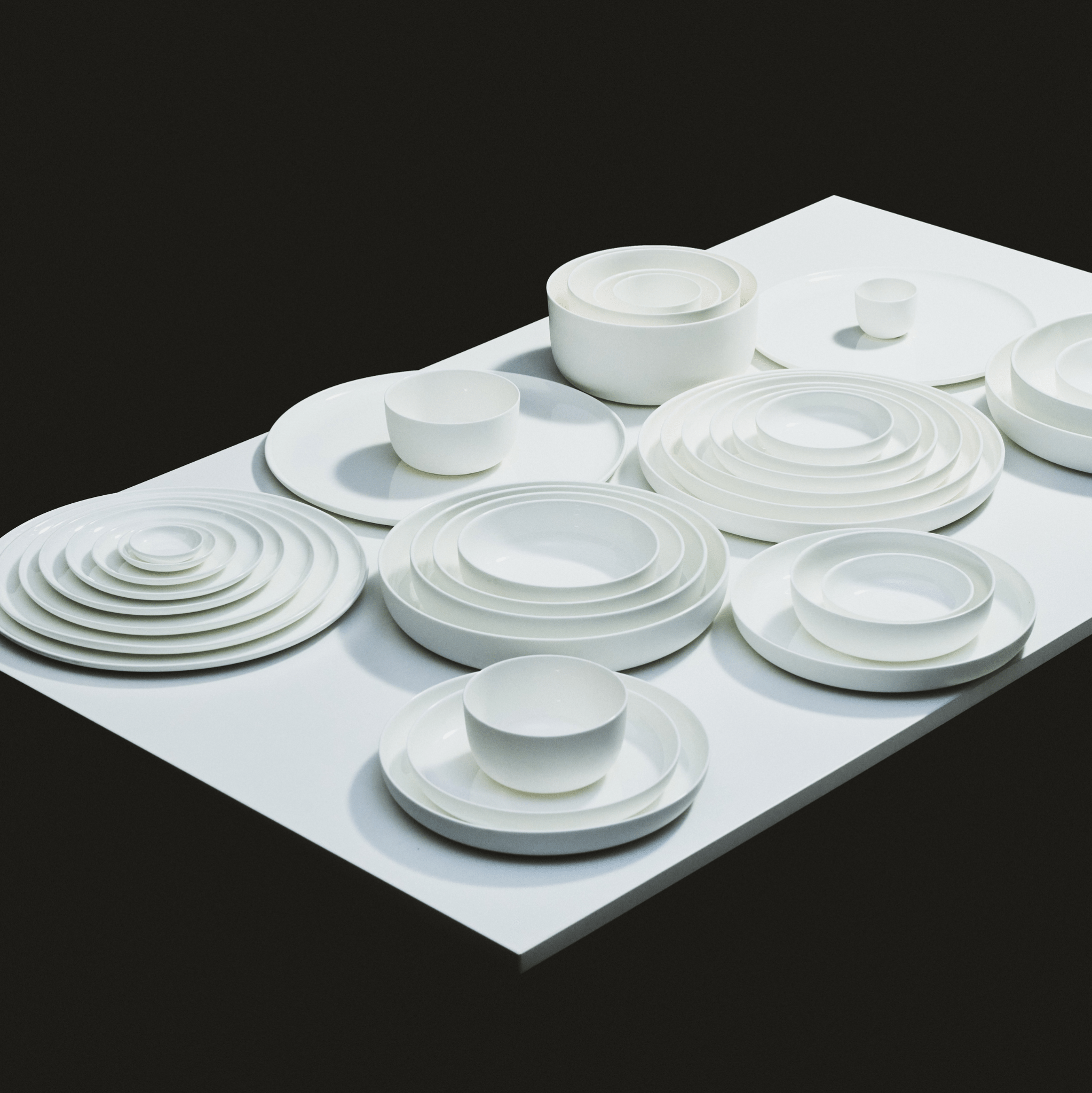 Op een witte tafel staan netjes gerangschikte Serax Base Lage Kom D20 kommen van Serax, gemaakt van fijn porselein tegen een opvallende zwarte achtergrond.