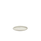 De Serax La Mère Laag Bord Wit D14,5, een klein rond wit keramiek bordje van Serax, is gecentreerd op een witte achtergrond.