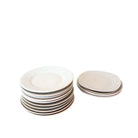 Twee stapels Stock Antwerpen Laag Bord Wit Spikkel D20 borden - één met negen, de andere met vier - van Stock Antwerpen tegen een effen witte achtergrond.