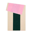 De Suite 702 Badhanddoek Roze Donkergroen 70/140 van Suite 702 is een rechthoekige handdoek met een brede donkergroene verticale streep op beige, aan de bovenkant gedeeltelijk bedekt door een gevouwen roze handdoek.