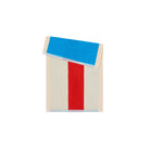 De Suite 702 Gastendoekjes Set D 30/50 3 st. van Suite 702 heeft een op Karel Martens geïnspireerd geometrisch ontwerp-een verticale rode streep op wit biologisch katoen, met een blauwe driehoek in de linkerbovenhoek.