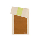 De Suite 702 Handdoek Lime Toffee 50/100 is een rechthoekige handdoek met een breed bruin midden, beige randen en een omgeslagen hoek met beige en felgele strepen op een witte achtergrond.