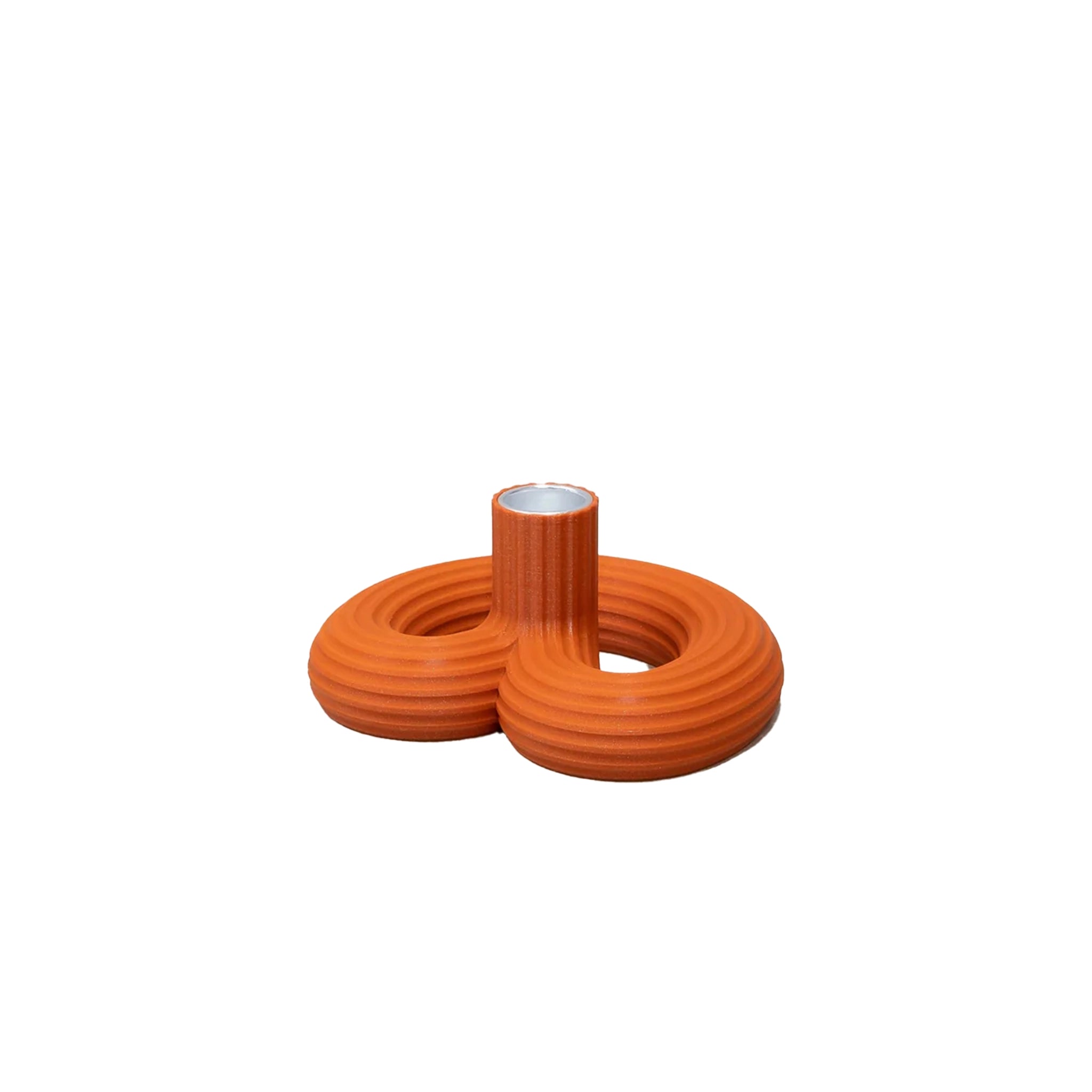 De Wavy Kandelaar Rood van Wavy Design Studio heeft twee verbonden, opgerolde rode ringen met een centrale verticale cilinder en een geribbelde textuur. Deze 3D-geprinte kandelaar is afgebeeld tegen een effen witte achtergrond.