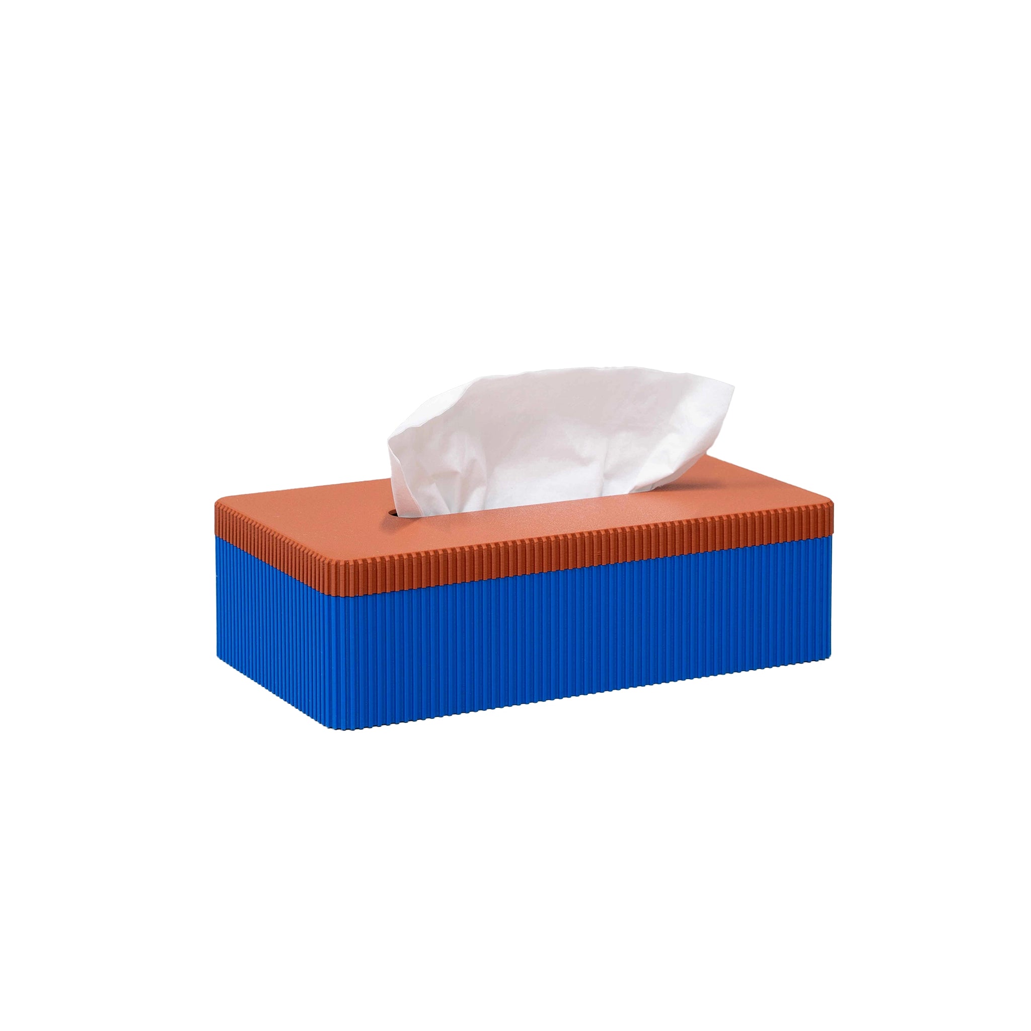 De Wavy Tissuebox Blauw/Terracotta van Wavy Design Studio is een rechthoekig 3D-geprint ontwerp met een blauwe basis en terracotta deksel, afgebeeld met een witte tissue gedeeltelijk uitgetrokken, tegen een witte achtergrond.