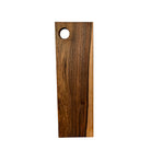 De Weshwood Serveerplank Europese Notelaar 17/54 van Weshwood heeft een donkere, rijke nerf en een rond gat in de linkerbovenhoek, is gemaakt van Europees notenhout en wordt geïsoleerd getoond op een witte achtergrond.