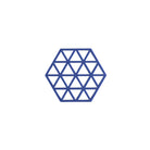 Een blauw zeshoekig geometrisch patroon van onderling verbonden driehoeken, gecentreerd op wit, lijkt op de Zone Denmark Triangles Trivet Indigo-een stijlvolle, hittebestendige siliconen tafelaccessoire van Zone Denmark.