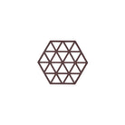 Een geometrisch patroon van donkerbruine lijnen die zeshoeken vormen met kleine driehoekjes creëert de stijlvolle Zone Denmark Triangles Trivet Kalamata-een hittebestendige siliconen onderzetter van Zone Denmark, tegen een effen witte achtergrond.