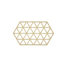 De Zone Denmark Triangles Trivet XL Zand van Zone Denmark heeft een beige zeshoekig frame met elkaar kruisende driehoeken, gemaakt van hittebestendige siliconen - ideaal voor minimalistische interieurs. Afgebeeld op een frisse witte achtergrond.