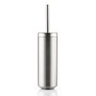 De Zone Denmark Ume Toiletborstel Staal, uitgevoerd in matte staalstijl, staat rechtop tegen een effen witte achtergrond - een perfecte aanvulling op de strakke badkamerserie van Zone Denmark.