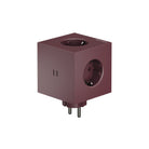 De Avolt x Bauhaus Archiv Square 2 USB-C Stekkerdoos Mulberry Rood is een kubusvormige, bordeauxrode stroomadapter met meerdere Europese stopcontacten en stekkers aan de onderkant, afgebeeld tegen een witte achtergrond.