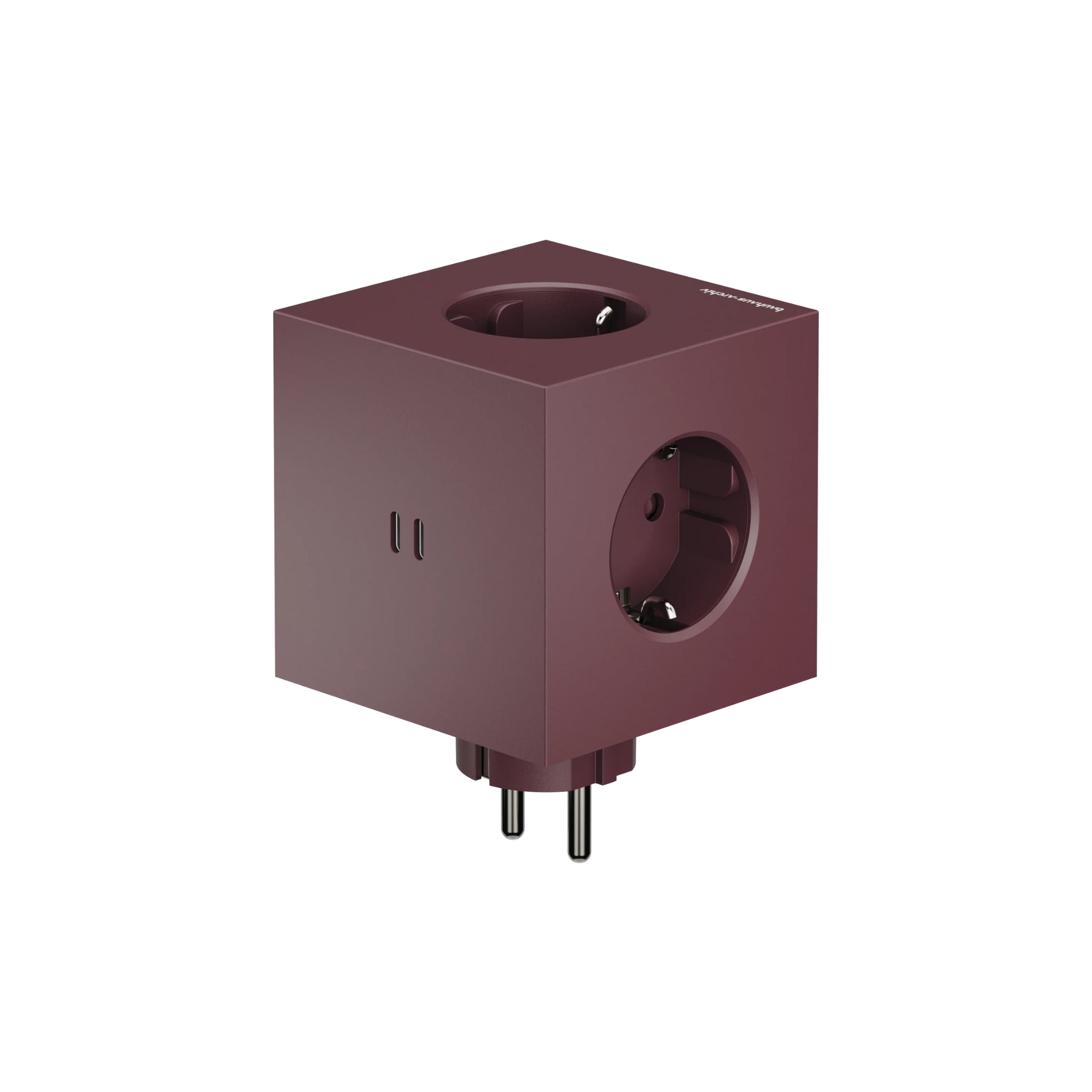 De Avolt x Bauhaus Archiv Square 2 USB-C Stekkerdoos Mulberry Rood is een kubusvormige, bordeauxrode stroomadapter met meerdere Europese stopcontacten en stekkers aan de onderkant, afgebeeld tegen een witte achtergrond.