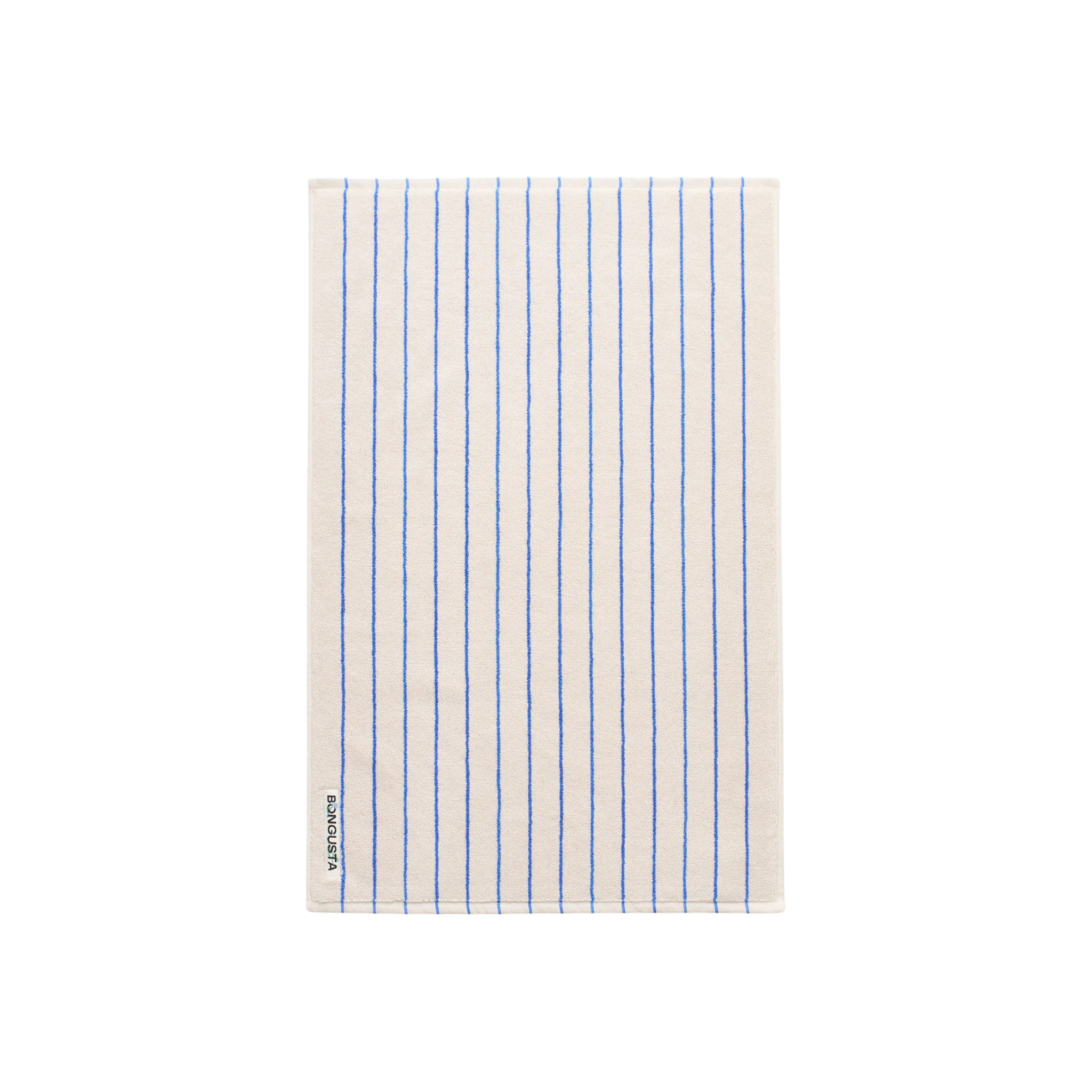 De Bongusta Naram Badmat Moonbeam & Ultramarine 50/80 is een rechthoekige witte badmat met verticale blauwe strepen, een klein hoeklabel en gemaakt van biologisch katoen door Bongusta. Afgebeeld op een effen witte achtergrond.