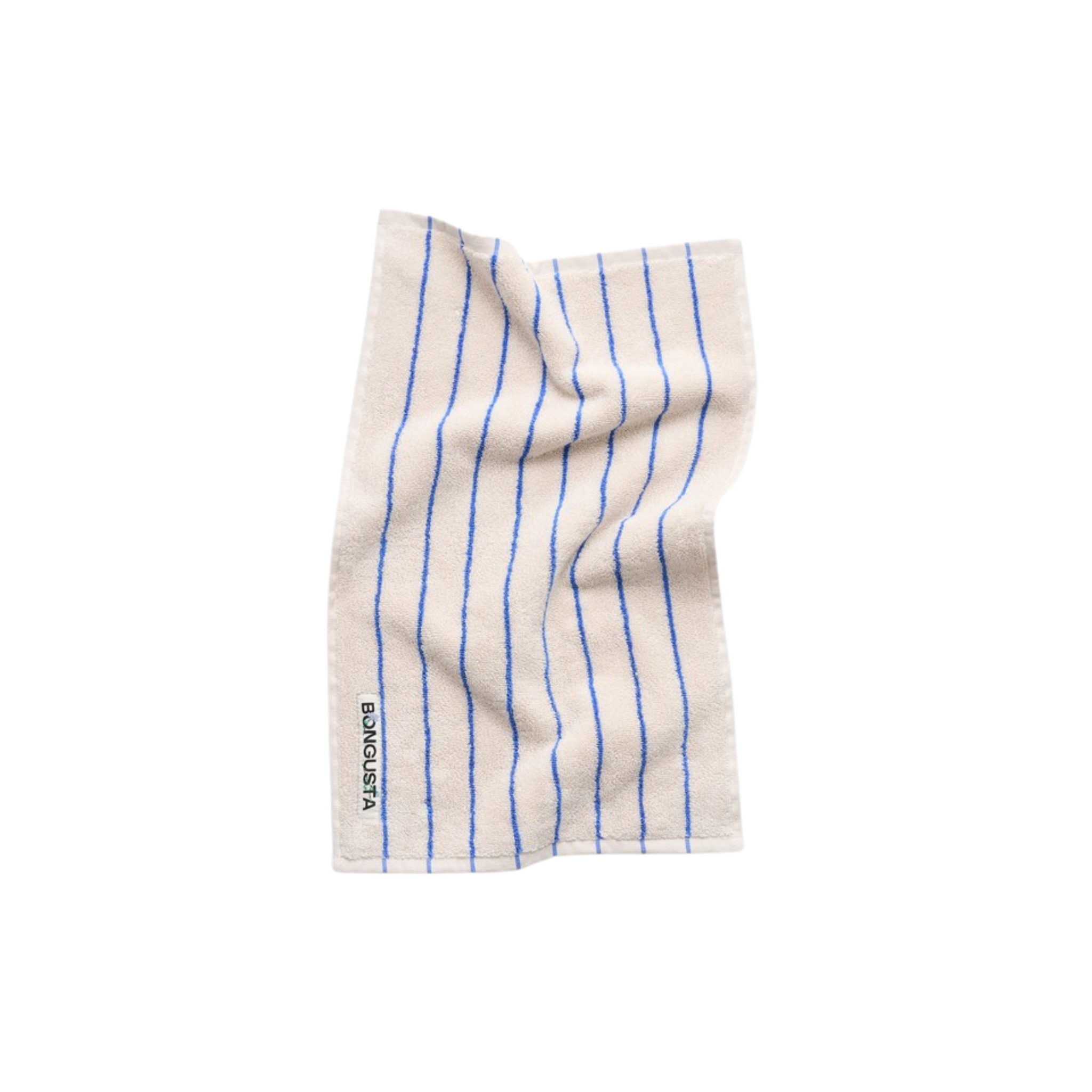 Het Bongusta Naram Gastendoekje Moonbeam & Ultramarine 30/50 is een wit biologisch katoen handdoekje met gelijkmatig verdeelde verticale blauwe strepen en een klein merklabel linksonder, plat afgebeeld op een witte achtergrond.