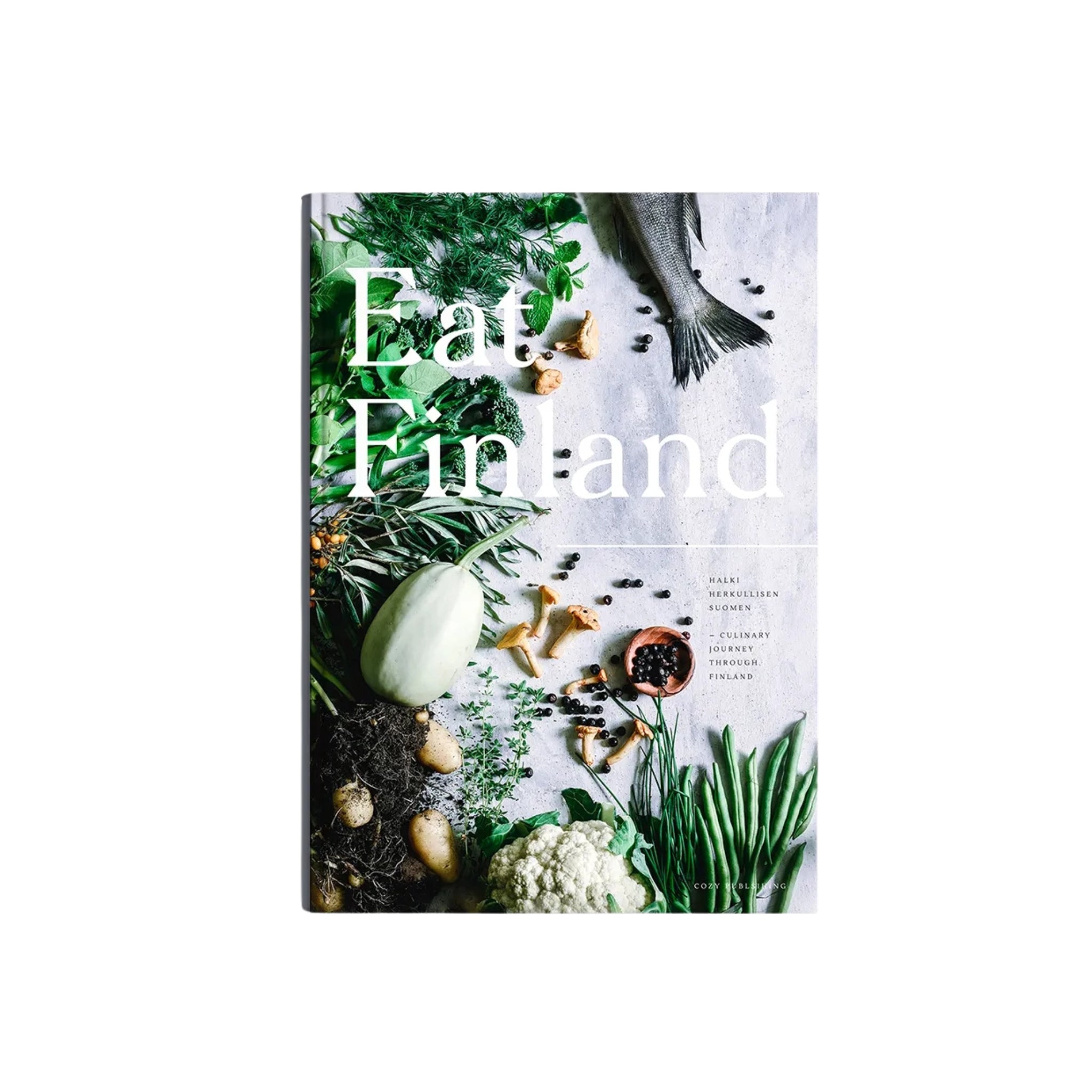 Het Eet Finland Kookboek van Cozy Publishing heeft een omslag met verse vis, kruiden, champignons, sperziebonen, bloemkool en bessen die kunstig zijn gerangschikt op een witte achtergrond.