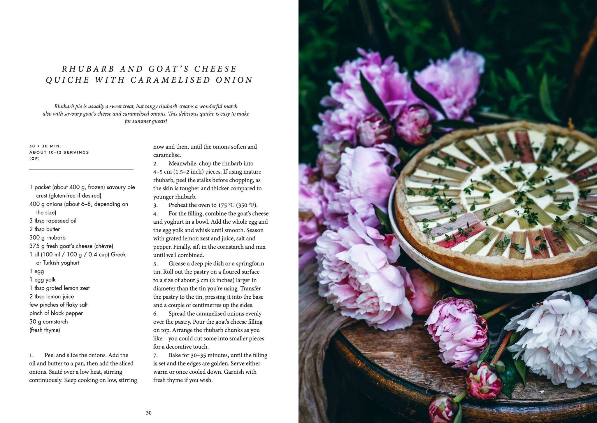 Het Cozy Publishing Nordic Summer Kookboek staat open voor een rabarber en geitenkaas quiche recept, met een foto van een ronde quiche belegd met roze rabarber en kruiden naast bloeiende roze pioenrozen.