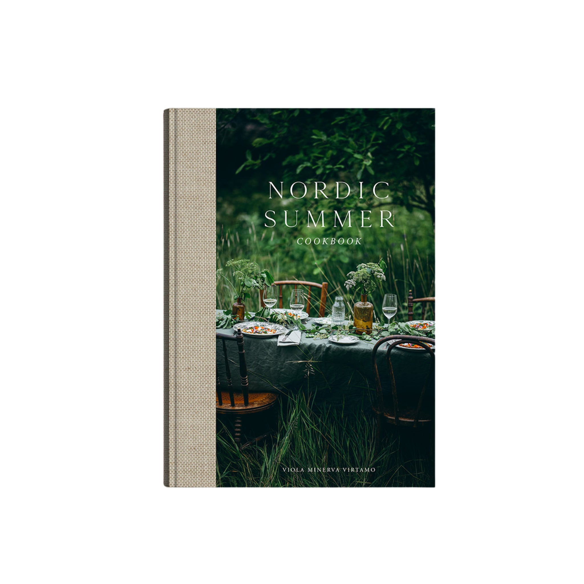 Het Nordic Summer Kookboek van Cozy Publishing heeft een omslag met een buitentafel voor zomerse recepten, glazen, stoelen en weelderige planten in een levendige zomertuin.