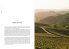 Een magazine spread getiteld "Among the Vines" verkent Italiaanse wijngaarden met inspiratie van de Cozy Publishing Somewhere in Italy Reisgids, met zonovergoten hellingen en weelderige wijnranken - een van de verborgen parels van Italië.