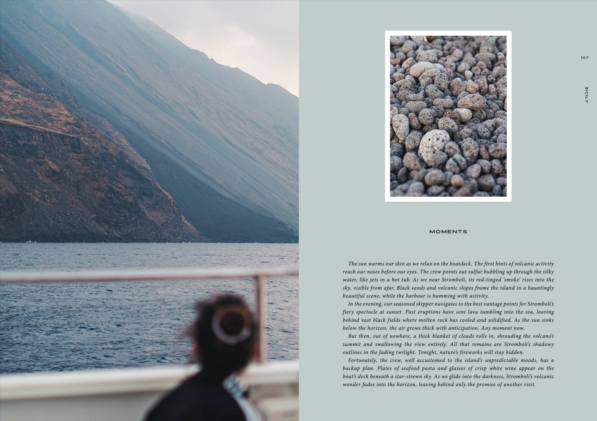 Een persoon met het haar in een knot kijkt vanaf een boot naar de rotskust van Italië. Rechts toont de Cozy Publishing Somewhere in Italy Reisgids van dichtbij kiezelstenen boven een korte passage over verborgen parels.