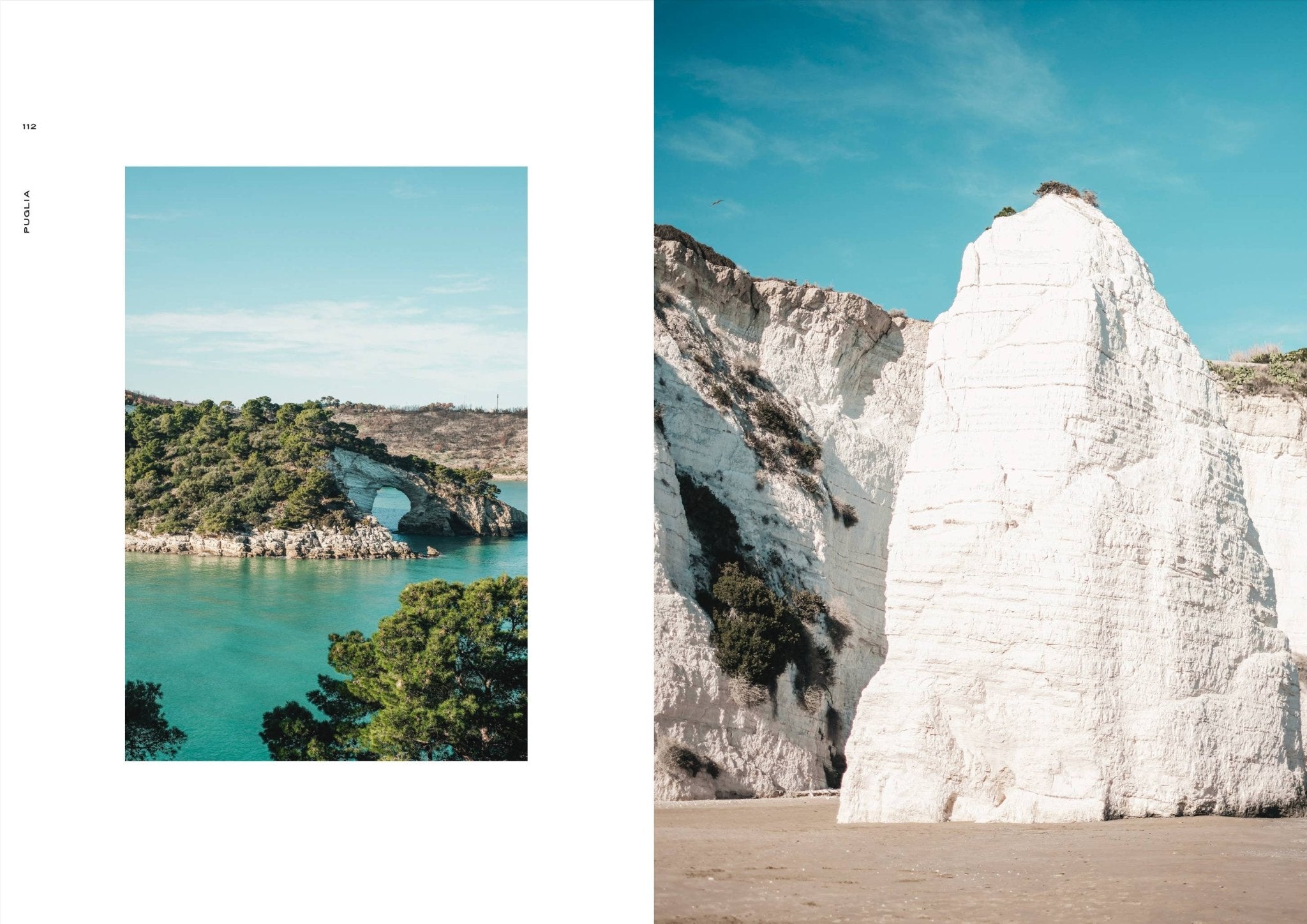 Links: Een natuurlijke rotsboog, een verborgen parel uit de Cozy Publishing Somewhere in Italy Reisgids, rijst op boven turquoise water. Rechts: Een witte kalkstenen klif schittert onder een heldere hemel, typisch voor Italië (Cozy Publishing).