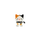 De Hoptimist Calico Kat Wit XS van Hoptimist is een klein decoratief figuurtje met ronde kop, oranje en zwarte oren, roze neus en witte body-perfect als cadeau voor kattenliefhebbers. Gefotografeerd op een witte achtergrond.