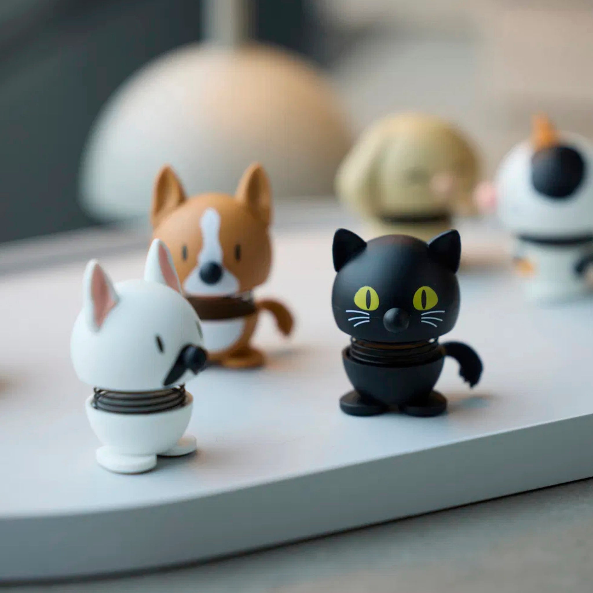 De Hoptimist Franse Bulldog Hond Wit/Zwart XS van Hoptimist staat op een glad oppervlak in zachte verlichting - een ideaal cadeau voor hondenliefhebbers of iedereen die van charmante decoratie houdt.