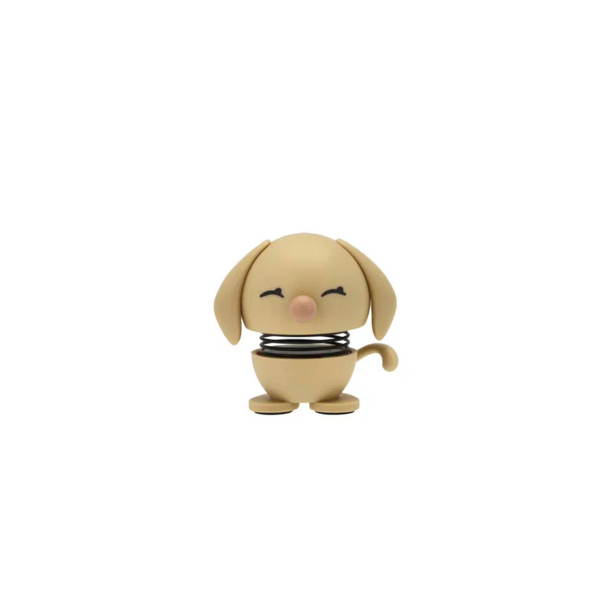 De Hoptimist Retriever Hond Beige XS van Hoptimist is een klein, minimalistisch hondenbeeldje met flaporen, een rond lichaam en een gestreepte halsband, dat zachtjes glimlacht met gesloten ogen op een strakke witte achtergrond.
