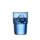 Een Lyngby Glas Torino Glas Blauw 40 cl beker van Lyngby Glas, gevuld met water en een groot, onregelmatig ijsblokje, staat tegen een effen witte achtergrond.
