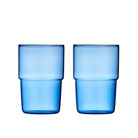 Two Lyngby Glas Torino Blauwe glazen (40 cl, set van 2) met een modern, minimalistisch ontwerp staan zij aan zij op een witte achtergrond. Ze zijn vervaardigd uit duurzaam borosilicaatglas voor blijvende elegantie.