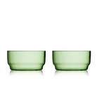 Twee identieke Lyngby Glas Torino Kom Groen D12 kommen, gemaakt van duurzaam borosilicaatglas met slanke, afgeronde zijkanten, staan naast elkaar op een wit oppervlak, met subtiele reflecties eronder. Merk: Lyngby Glas. Set van 2.