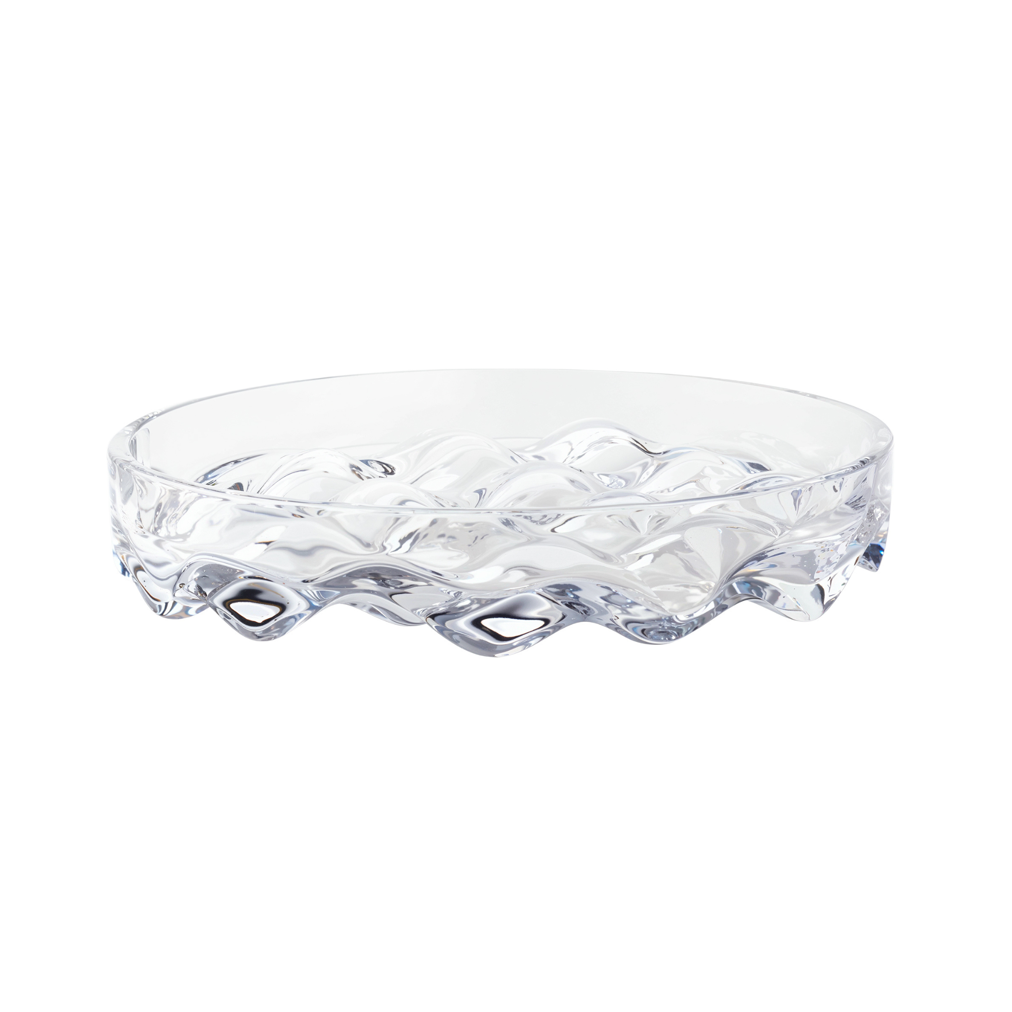 De Matias Moellenbach Blister Bowl van Matias Moellenbach is gemaakt van helder glas met een golvende, gestructureerde rand en zijkanten, afstekend tegen een witte achtergrond – een opvallend designobject dat de charme van deze glazen schaal prachtig tot zijn recht laat komen.