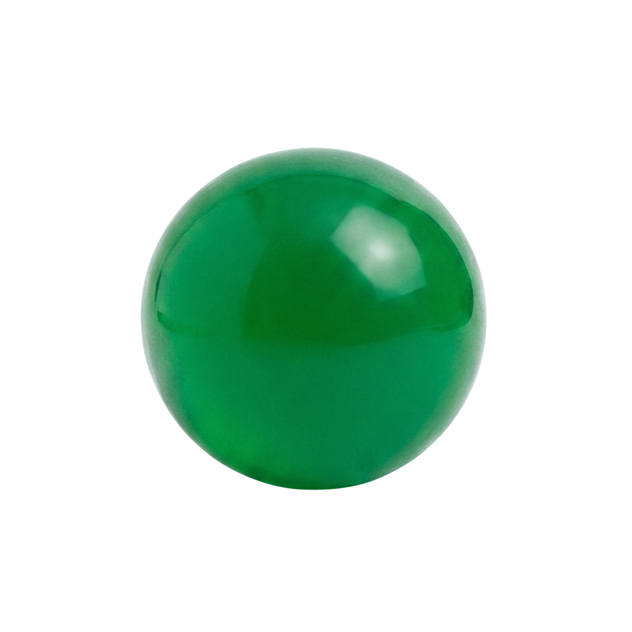Een glanzende, gladde, groene glazen knikker op een witte achtergrond, die de verfrissende groene tint van de Matias Moellenbach OBA Zeep Bar Aloe Vera van Matias Moellenbach weerspiegelt.