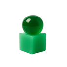 Een glanzende groene bol van Matias Moellenbach OBA Zeep Aloe Vera rust op een matgroene Matias Moellenbach-houder; beide voorwerpen staan afgebeeld tegen een effen witte achtergrond, wat de eenvoud en elegantie van Scandinavisch design oproept.