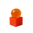 De Matias Moellenbach OBA Zeep + Houder Papaya van Matias Moellenbach bestaat uit een oranje bol die bovenop een massieve oranje kubus rust, tegen een effen witte achtergrond, en roept daarmee een sculpturaal ontwerp op dat is geïnspireerd door het moderne minimalisme.