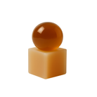 Een glanzende, amberkleurige bol van de Matias Moellenbach OBA Zeep rust bovenop de matte, lichtbruine Terralis-houder tegen een witte achtergrond, wat de minimalistische elegantie van Scandinavisch design oproept.