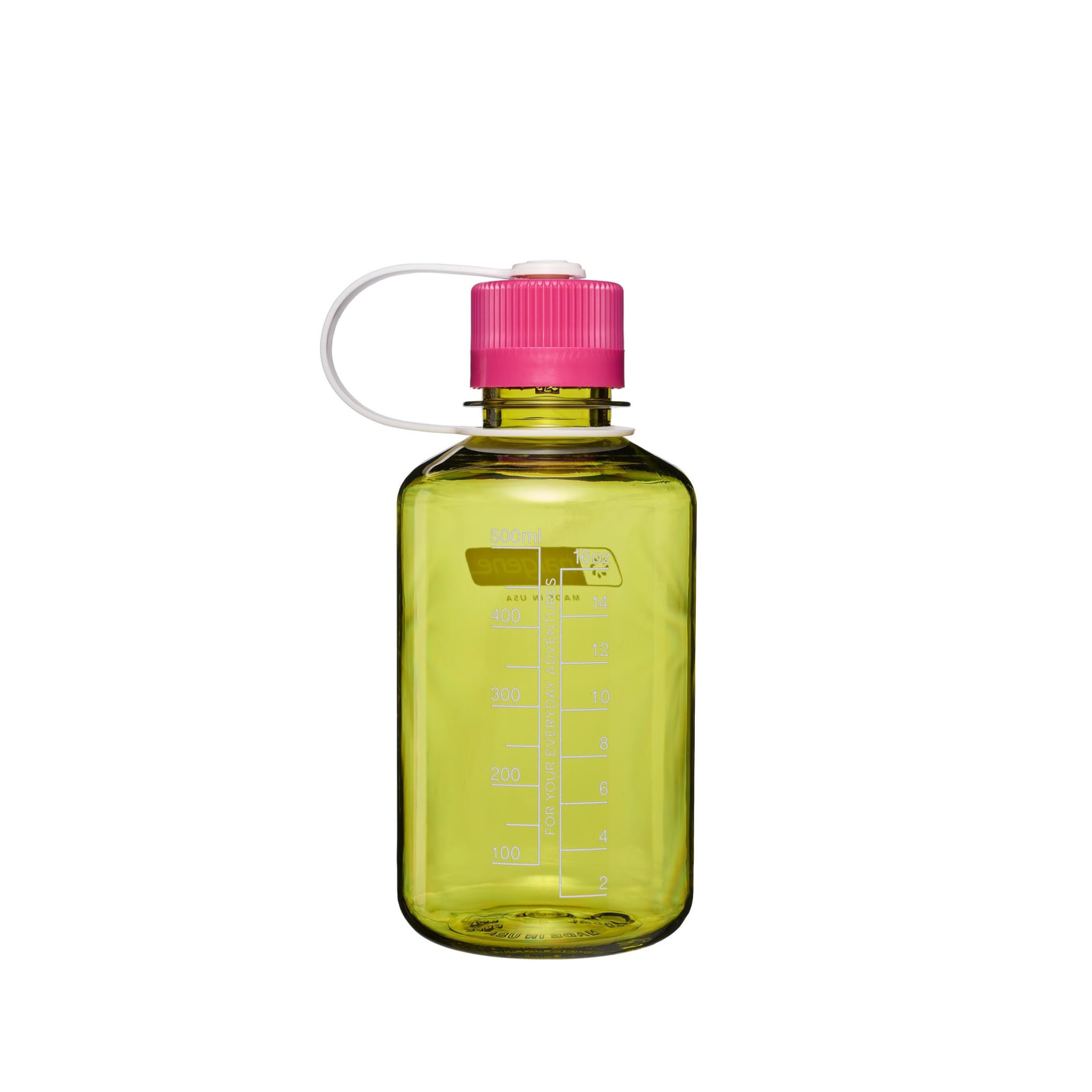 De Nalgene Drinkfles met smalle opening, Endive Fuchsia Paars, 500 ml is een doorschijnende groene Nalgene-fles met maatstreepjes, een roze schroefdop die aan een wit lusje vastzit, en een smalle opening. BPA-vrij. Afgebeeld tegen een effen witte achtergrond.