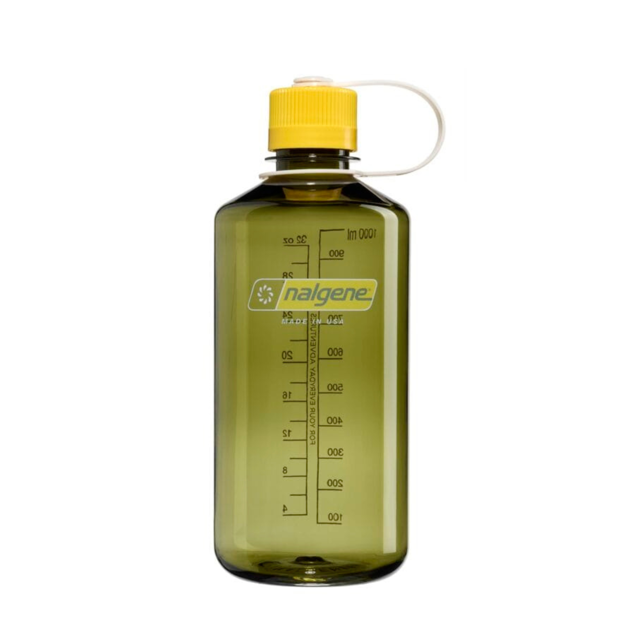 De Nalgene Drinkfles met smalle opening, Groen Freesia, 1 l, een BPA-vrije fles met een gele schroefdop, een witte lus, maatstreepjes en het Nalgene-logo op de voorkant, staat rechtop op een witte achtergrond.