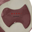 Close-up van de basis van de Serax After Midnight Uil Vaas Aubergine S keramieken vaas in kastanjebruin en crème, met "Serax" in zwart gedrukt op de bodem.