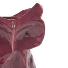 Close-up van de Serax After Midnight Uil Vaas Aubergine S, een glanzende, auberginekleurige vaas in de vorm van een uil van Serax, met de nadruk op het gladde oppervlak en de gedetailleerde kenmerken zoals het hoofd, de snavel en één oog.