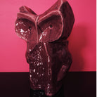 De Serax After Midnight Uil Vaas Aubergine S is een glanzende, abstracte keramische uilsculptuur met wijde ogen, met een speels Marni-geïnspireerd ontwerp en opvallende roze en zwarte tinten.
