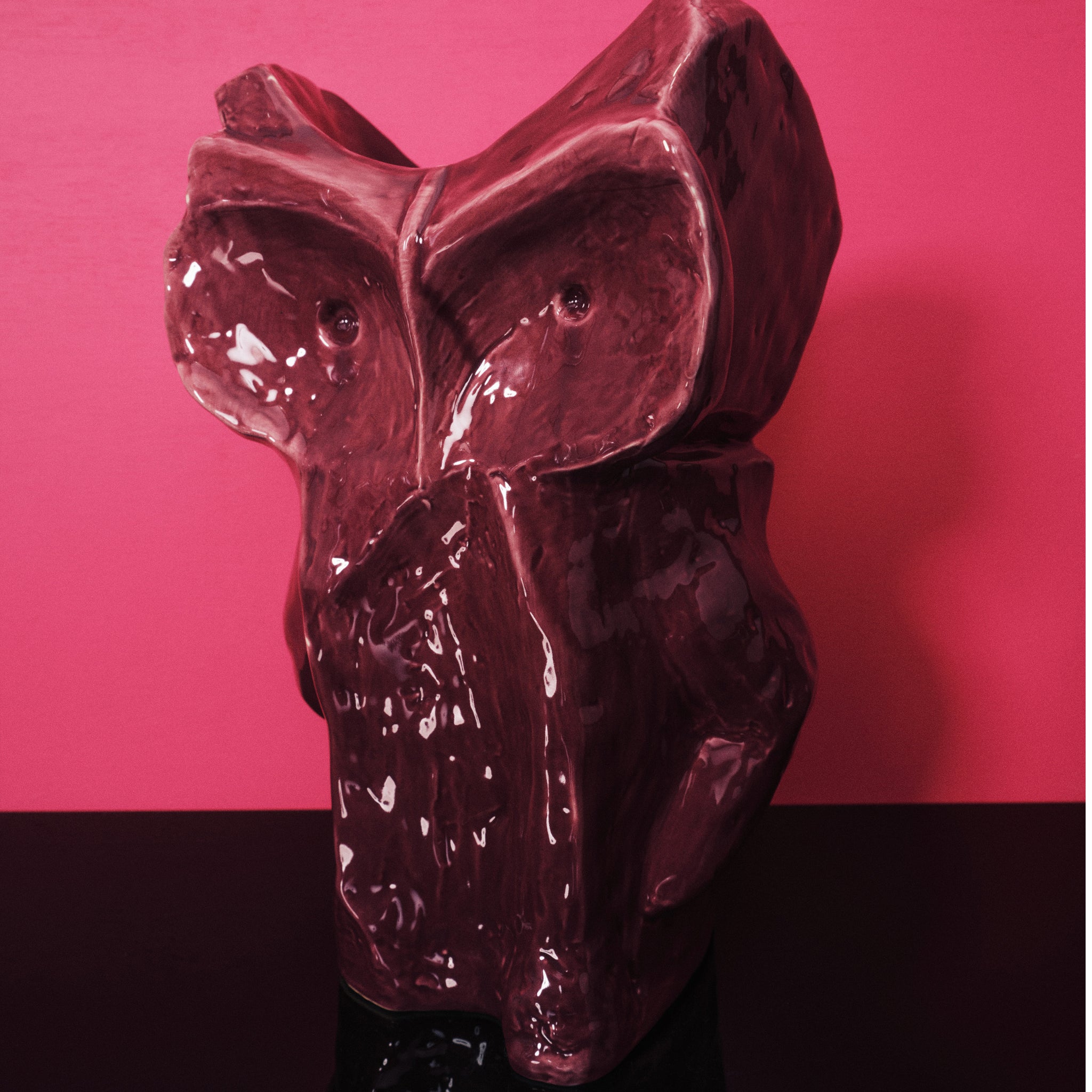 De Serax After Midnight Uil Vaas Aubergine S is een glanzende, abstracte keramische uilsculptuur met wijde ogen, met een speels Marni-geïnspireerd ontwerp en opvallende roze en zwarte tinten.