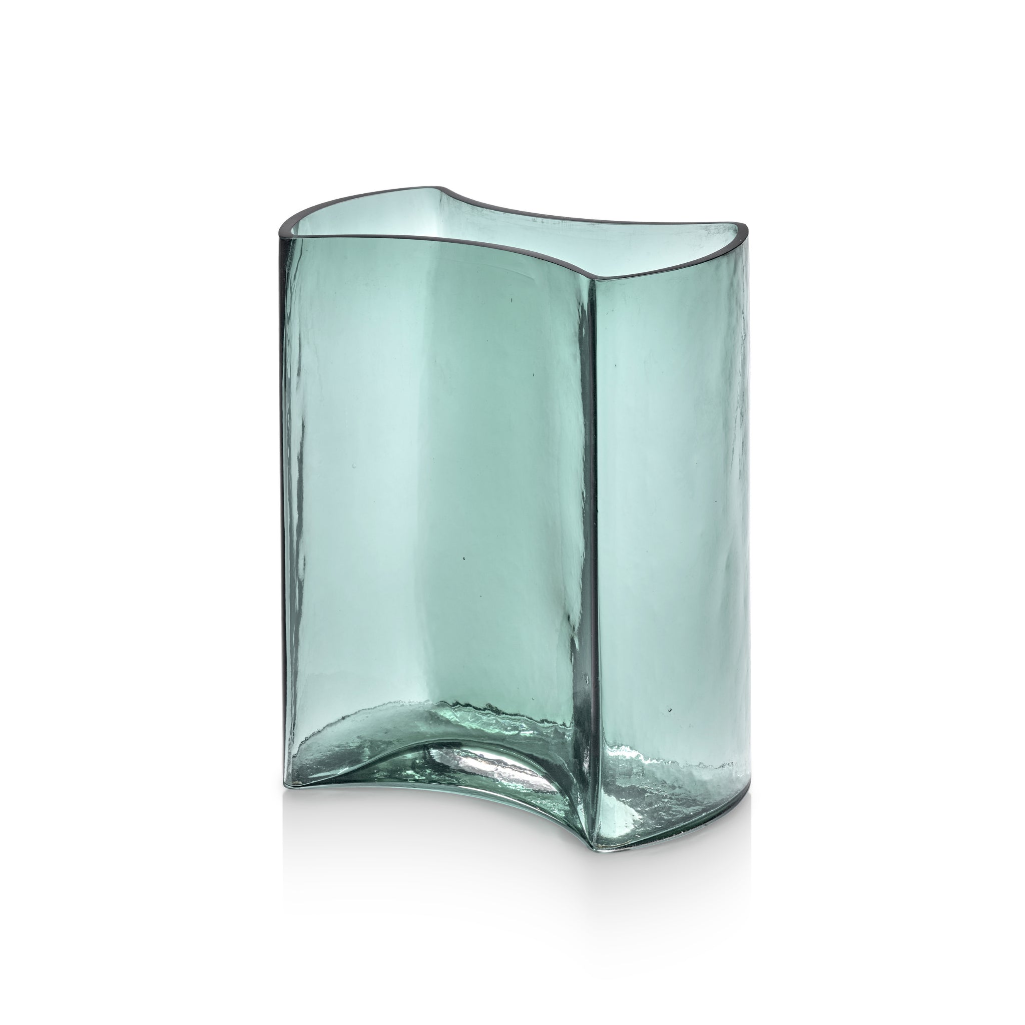 De Serax Parole Vaas Groen van Serax is een heldere, lichtblauwgroene vaas met een onregelmatige golvende rand en een organische, asymmetrische ronde vorm, afgebeeld tegen een effen witte achtergrond.